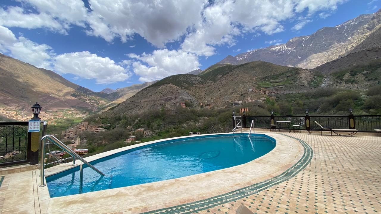La piscine de la Kasbah, sommets encore enneigés à l'arrière-plan