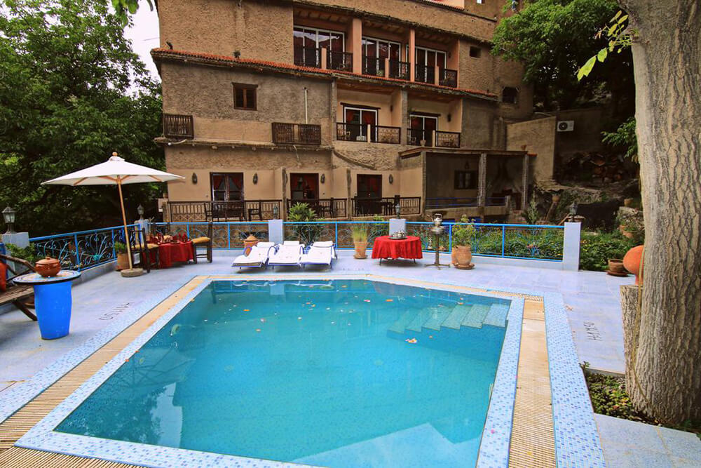 Piscine d'hôtel à Imlil avec vue panoramique sur les montagnes de l'Atlas