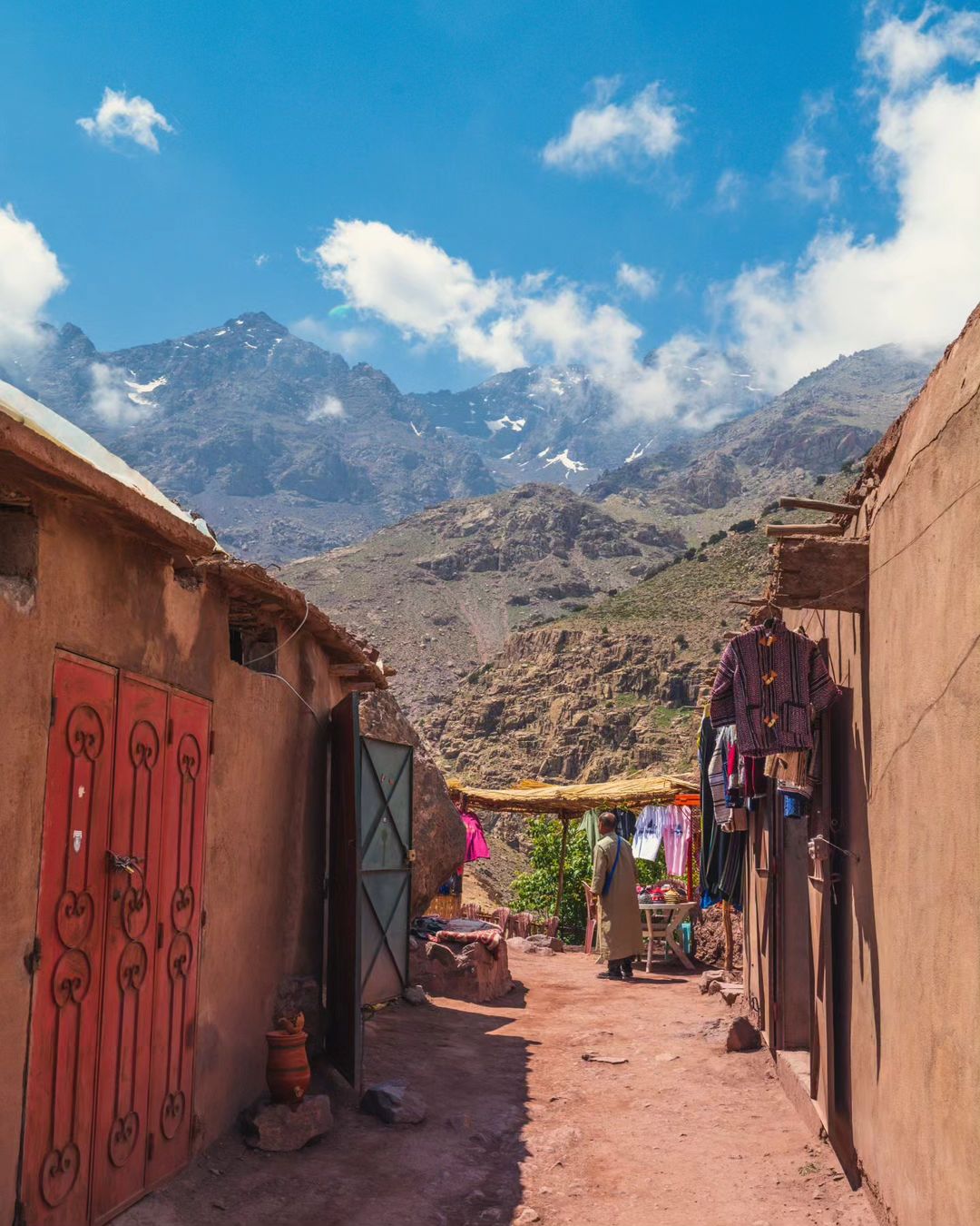 Vue panoramique du Mont Toubkal enneigé, sommet majestueux de l'Atlas marocain