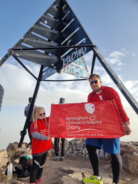 Une petite Galloise de 6 ans devient la plus jeune fille à gravir le mont Toubkal